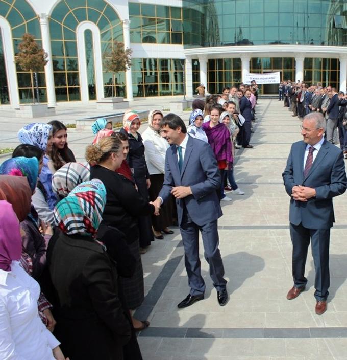 Başkan Alemdar'ı, belediye personeli çiçeklerle karşıladı