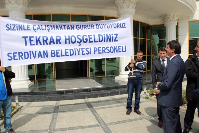 Başkan Alemdar'ı, belediye personeli çiçeklerle karşıladı