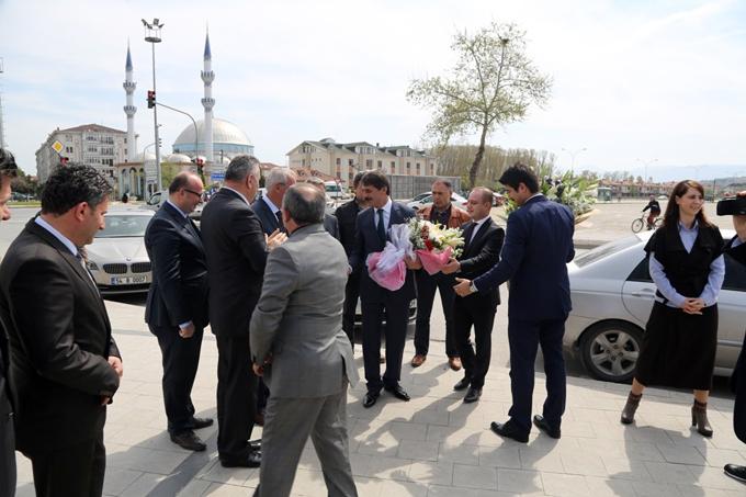 Başkan Alemdar'ı, belediye personeli çiçeklerle karşıladı