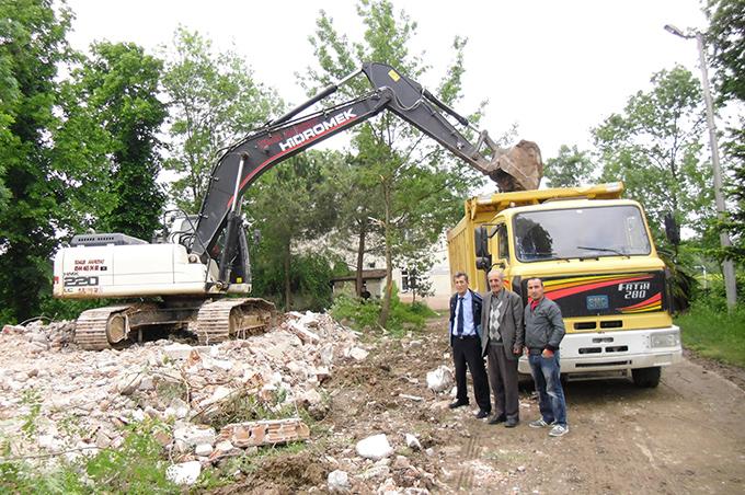 Depremden on beş yıl sonra yıktılar