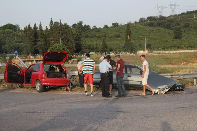 Kaynarca yolunda iki otomobil birbirine girdi