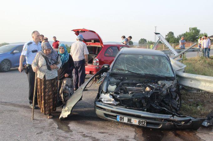 Kaynarca yolunda iki otomobil birbirine girdi