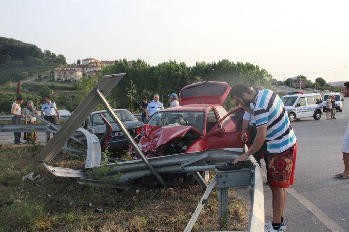 Kaynarca yolunda iki otomobil birbirine girdi