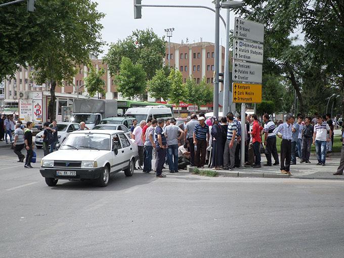 Karşıdan karşıya geçen yayaya araba çarptı