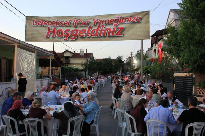 Mahalle sakinleri sokak iftarında buluştu