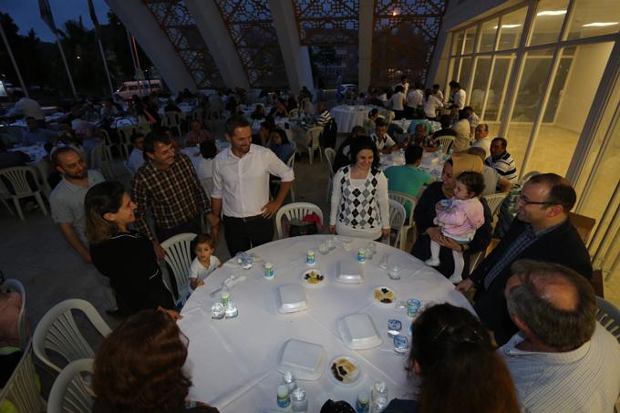 Serdivan Belediyesi personeli iftarda bir araya geldi