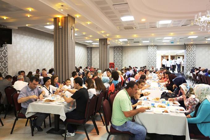 Serdivan Belediyesi personeli iftarda bir araya geldi