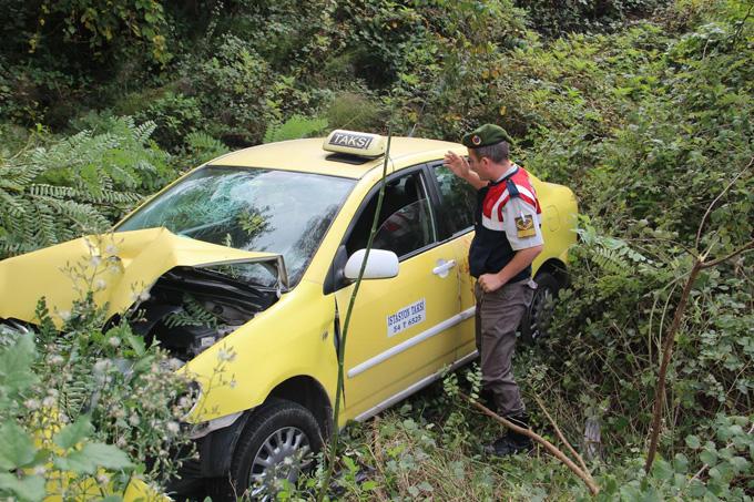 Devrilen ticari taksinin sürücüsü yaralandı