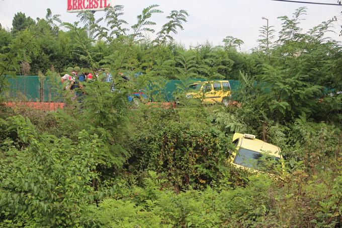 Devrilen ticari taksinin sürücüsü yaralandı