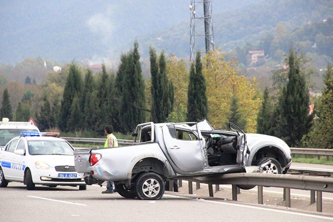 Takla atan kamyonet refüje çıktı