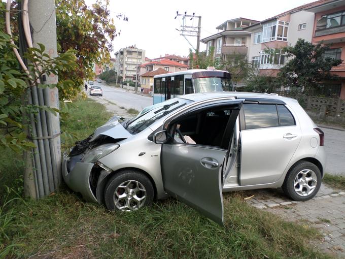 Direksiyon hakimiyetini kaybeden sürücü direğe çarptı