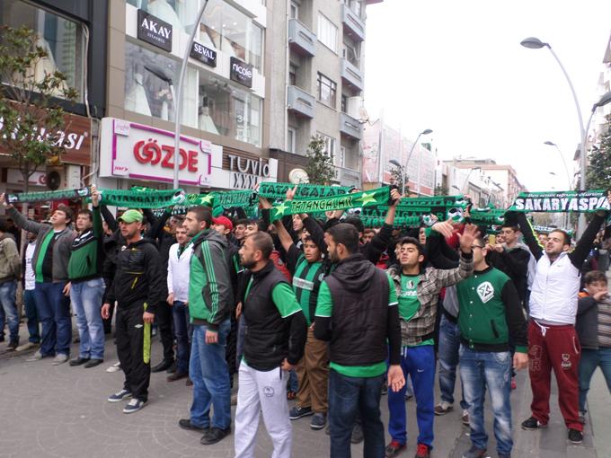 Tatangalar maç öncesi caddede İstiklal Marşı okudular