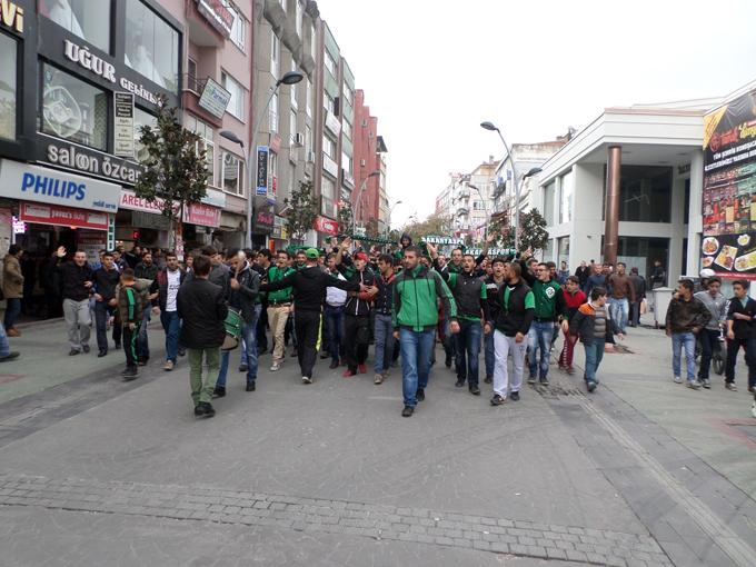 Tatangalar maç öncesi caddede İstiklal Marşı okudular