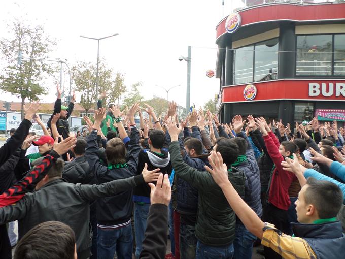 Tatangalar maç öncesi caddede İstiklal Marşı okudular