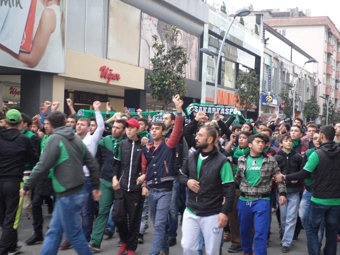 Tatangalar maç öncesi caddede İstiklal Marşı okudular