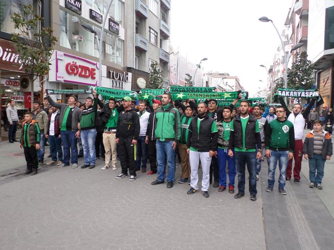 Tatangalar maç öncesi caddede İstiklal Marşı okudular