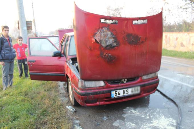 Akyazı'da seyir halindeki otomobil yandı 