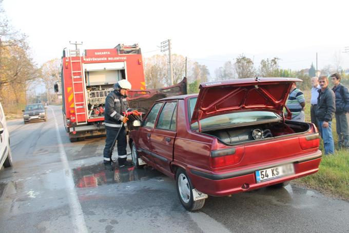 Akyazı'da seyir halindeki otomobil yandı 