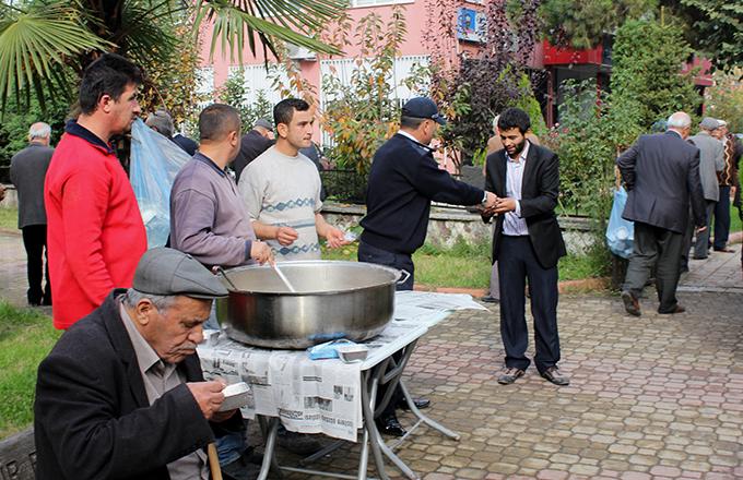 Söğütlü Belediyesi aşure ikramında bulundu