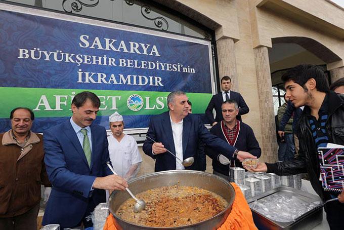 Başkan Toçoğlu SAÜ'de aşure ikramında bulundu