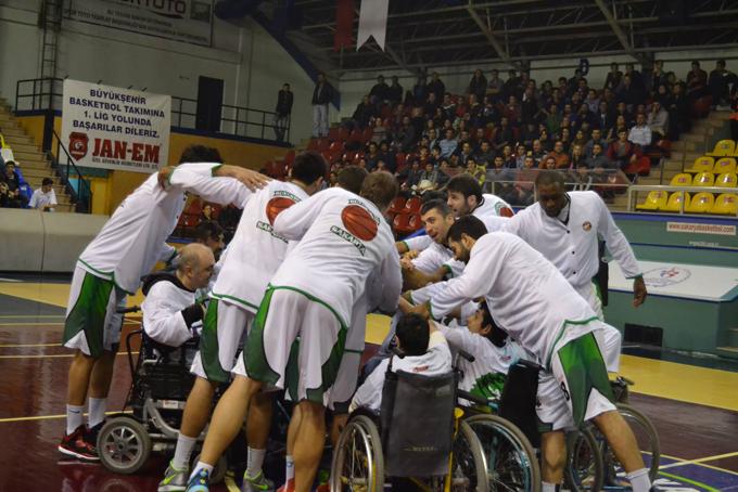 Sakarya B.B. Basketbol takımından örnek davranış