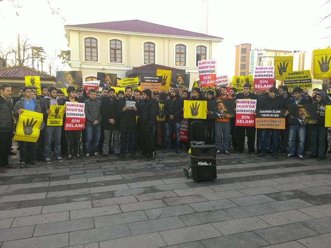 Ümmetin gençleri sabah namazında toplantı