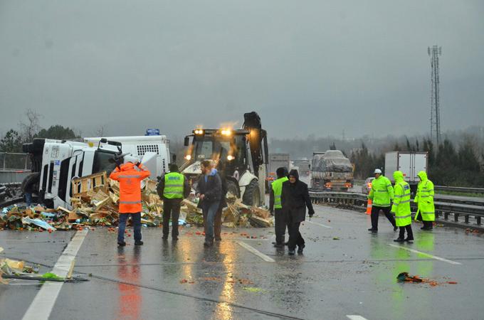 Üzerine tır devrilen otomobilden sağ kurtarıldı