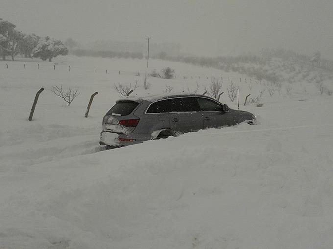 Taraklı-Geyve arasındaki yol, kar nedeniyle kapandı