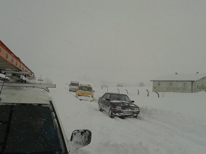 Taraklı-Geyve arasındaki yol, kar nedeniyle kapandı