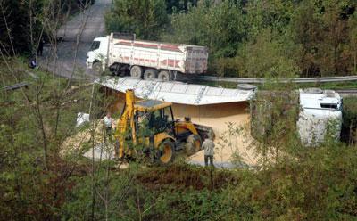 251 Promil Alkollü Sürücü Tırı Devirdi