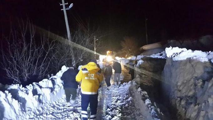 Rahatsızlanan hamile bayanı paletli ambulans kurtardı