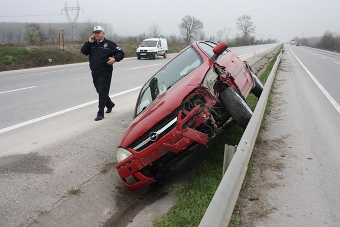 Otomobil bariyerlere girdi! 2 kişi yaralandı