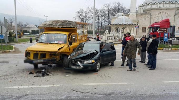 Akyazı'da trafik kazası: 3 yaralı 