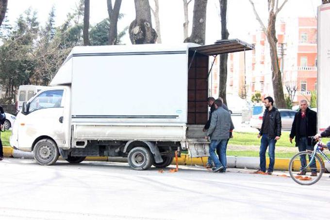 TIR'ın dorsesinden 2 çalıntı kamyonet çıktı