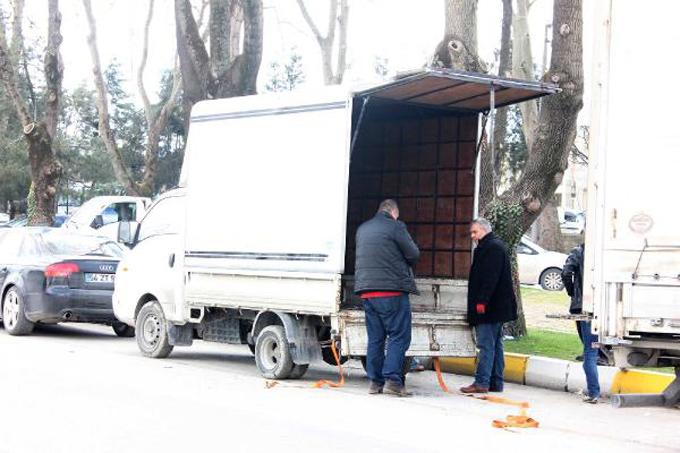 TIR'ın dorsesinden 2 çalıntı kamyonet çıktı