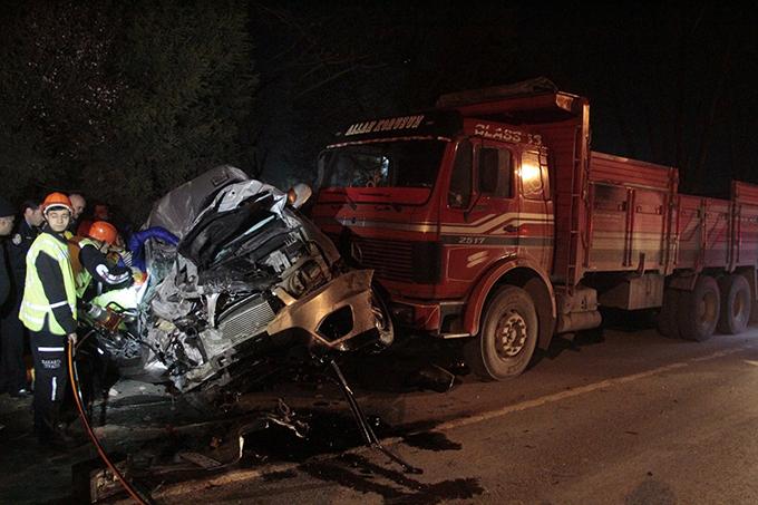 Kamyonet ile otomobil kafa kafaya çarpıştı!