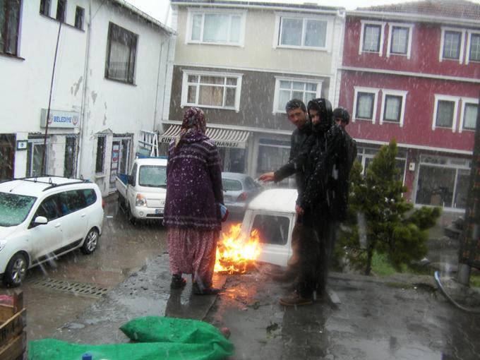 Taraklı'da lapa lapa kar yağdı