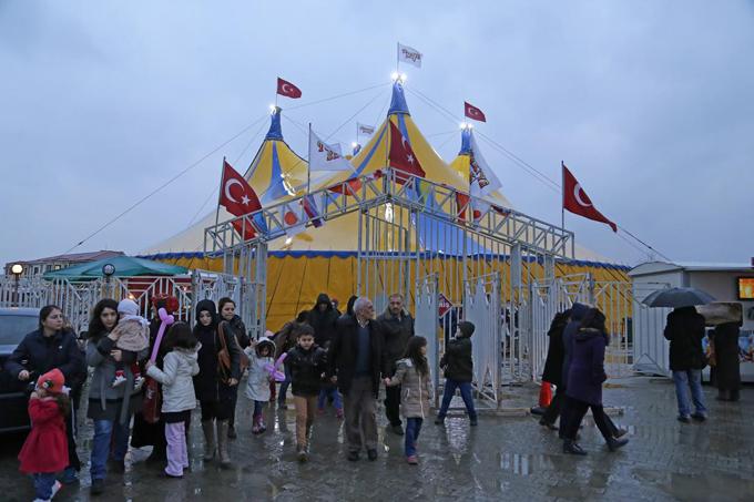 Başarılı öğrenciler, sirk gösterisiyle ödüllendiriliyor