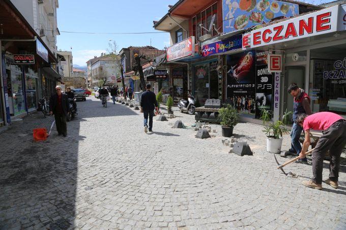 Belediyeden çarşı trafiğine bordürlü çözüm