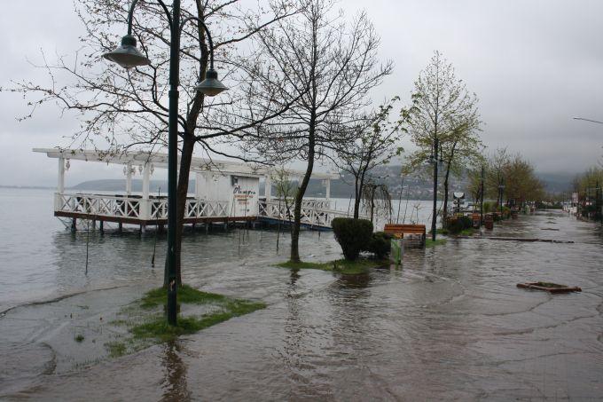 Yağışlar etkili oldu, Sapanca Gölü taştı