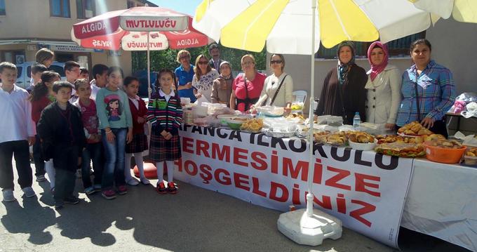 Kütüphane için kermes düzenledi 