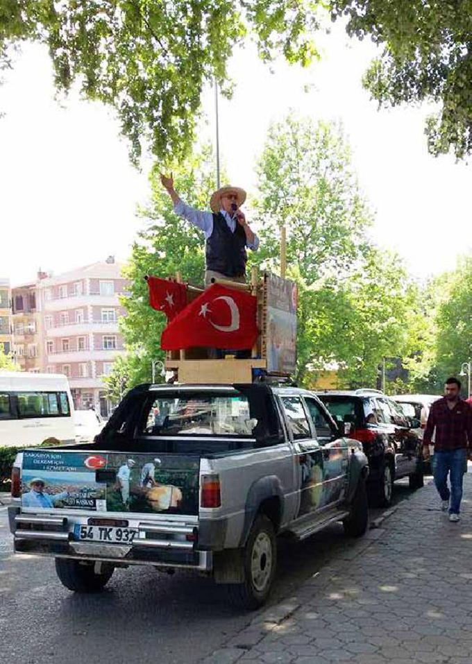 Kamyonet üzerinde siyaset yapıyor