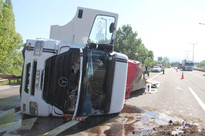 TEM Otoyolu'nda TIR devrildi: 3 yaralı!