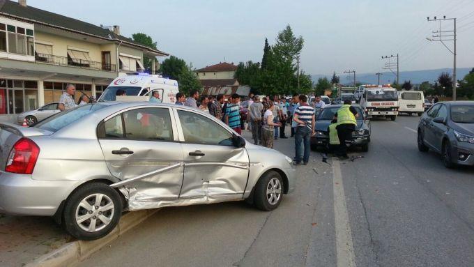 Benzin istasyonuna girerken kaza yaptı