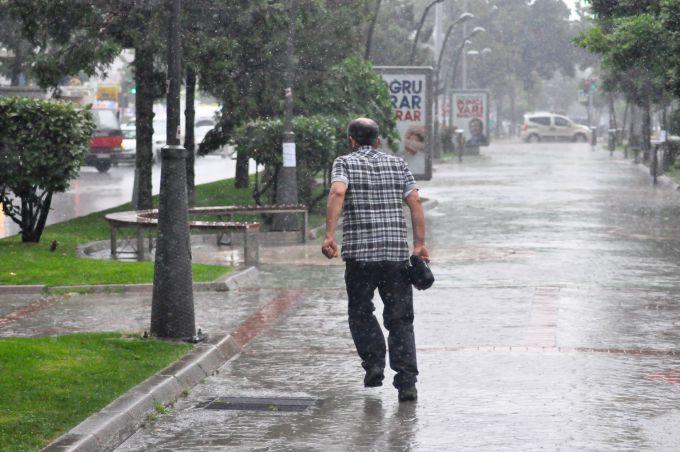 Sağanak yağışa hazırlıksız yakalandılar