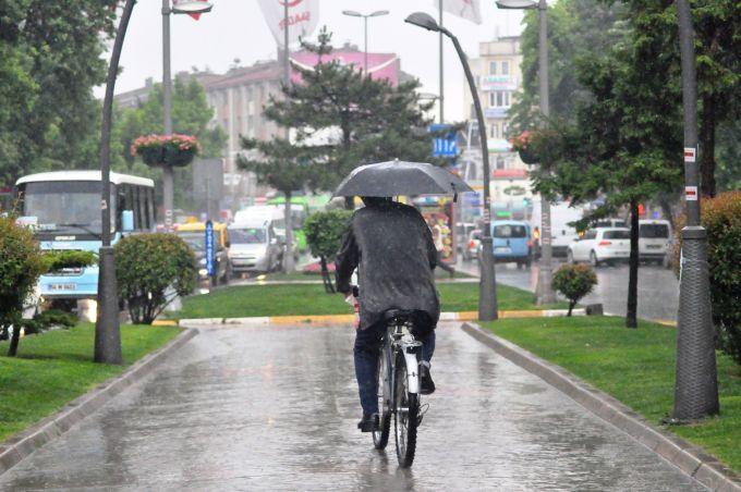 Sağanak yağışa hazırlıksız yakalandılar