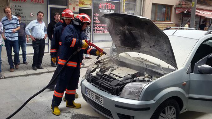 Sehir halindeyken yanan aracı esnaf söndürdü