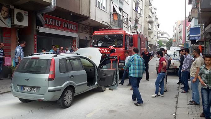 Sehir halindeyken yanan aracı esnaf söndürdü