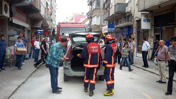 Sehir halindeyken yanan aracı esnaf söndürdü