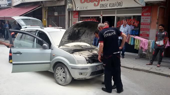 Sehir halindeyken yanan aracı esnaf söndürdü